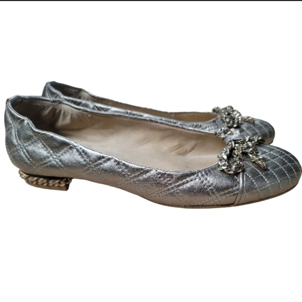 Stuart Weitzman Size 8 Quilted Leather Silver Chain Bow Flat Heels